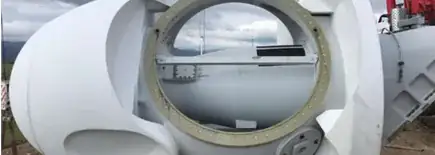 Navicella di un aerogeneratore a terra, prima del sollevamento.