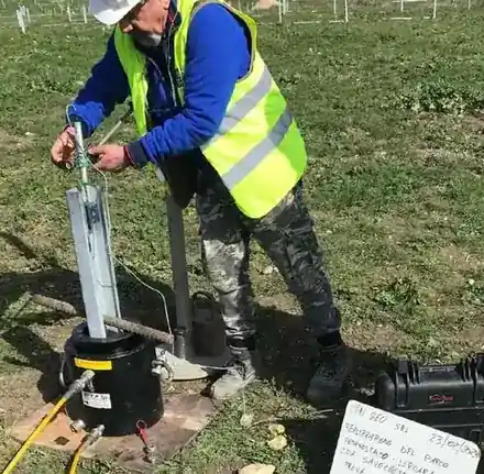 Prova di estrazione su un palo di fondazione.