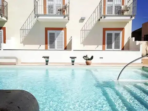 Hotel Sole Lampedusa: facciata e piscina.