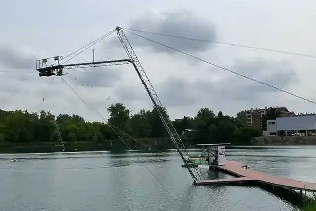 Pilone dell’impianto a fune, cavi e pontile di partenza sul lago di Wlake.