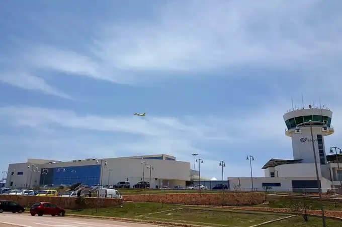Aeroporto di Lampedusa: aerostazione e torre di controllo.