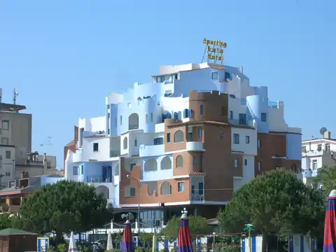 Sporting Baia Hotel, Giardini Naxos, visto dalla spiaggia.
