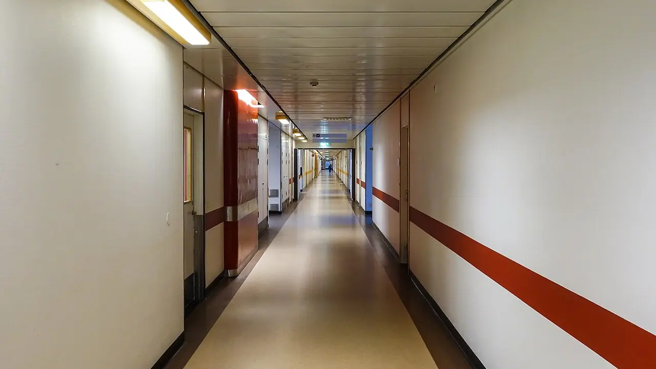 Corridoio luminoso di un reparto ospedaliero