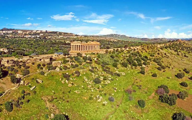 Agrigento, la Valle dei Templi con il Tempio della Concordia, il Tempio di Giunone e la città sullo sfondo