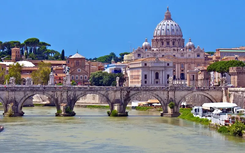 Roma, la cupola di San Pietro e Ponte Sant'Angelo sul Tevere